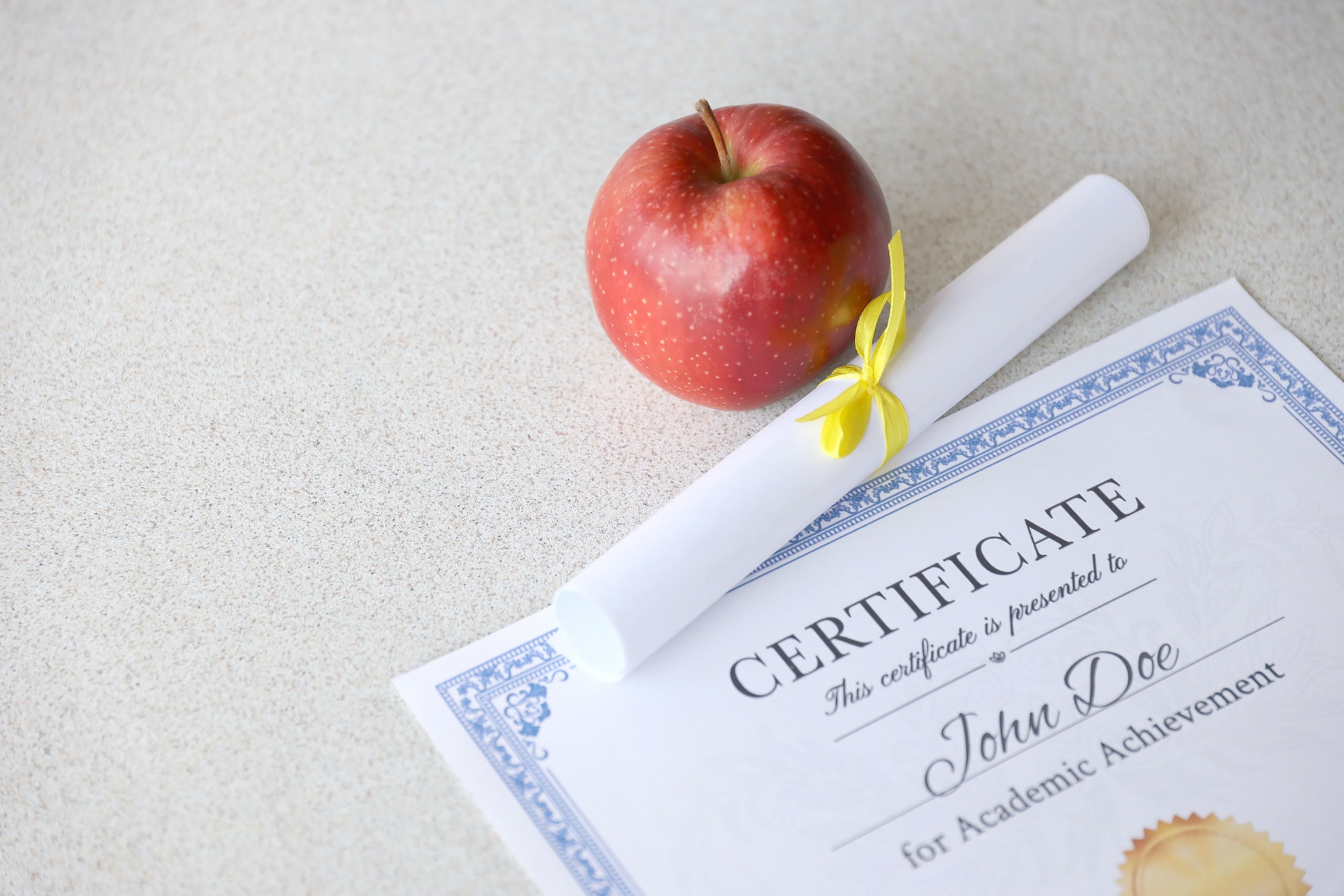 Diplome universitaire avec une pomme qui représente le savoir