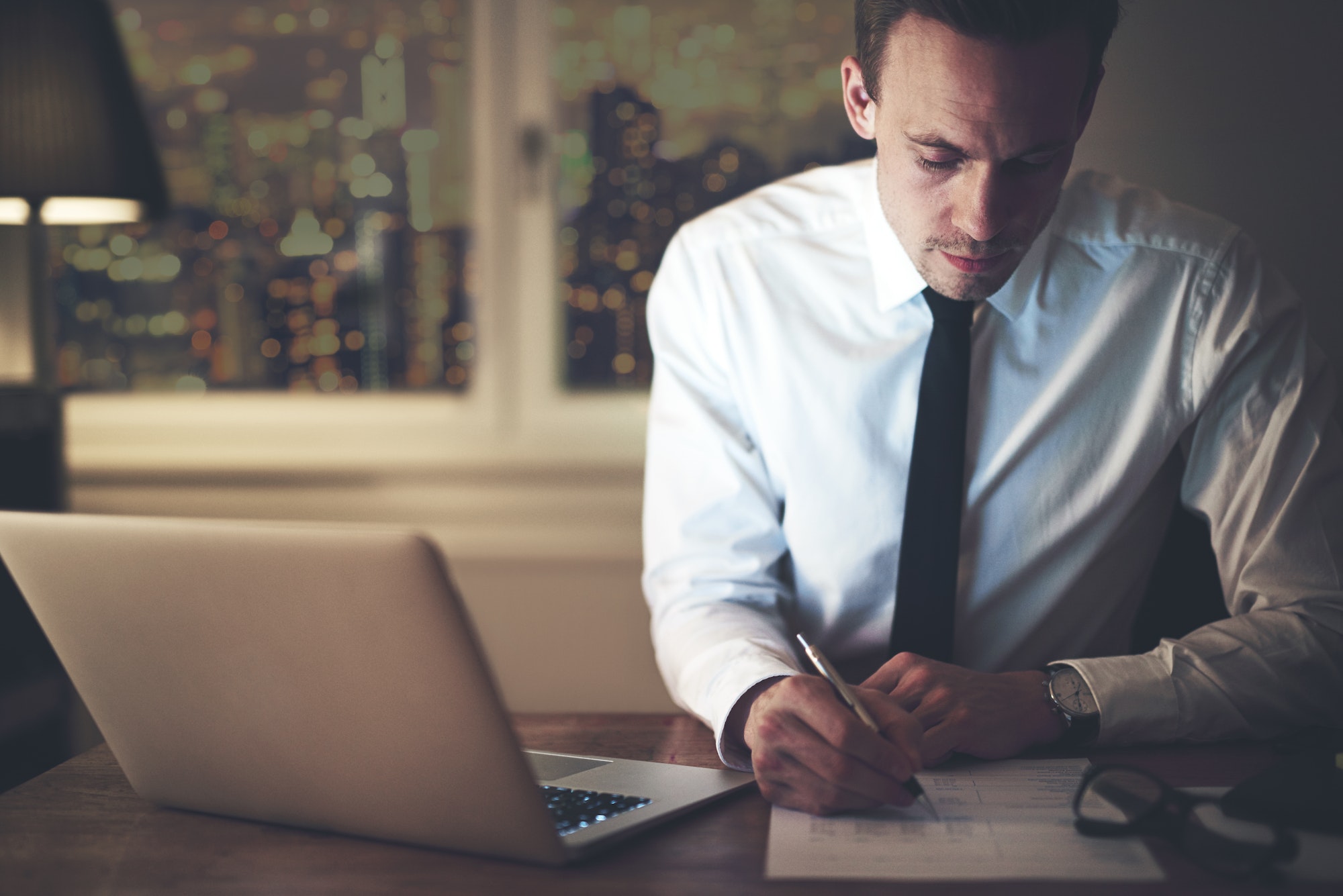 Comptable travaillant au bureau