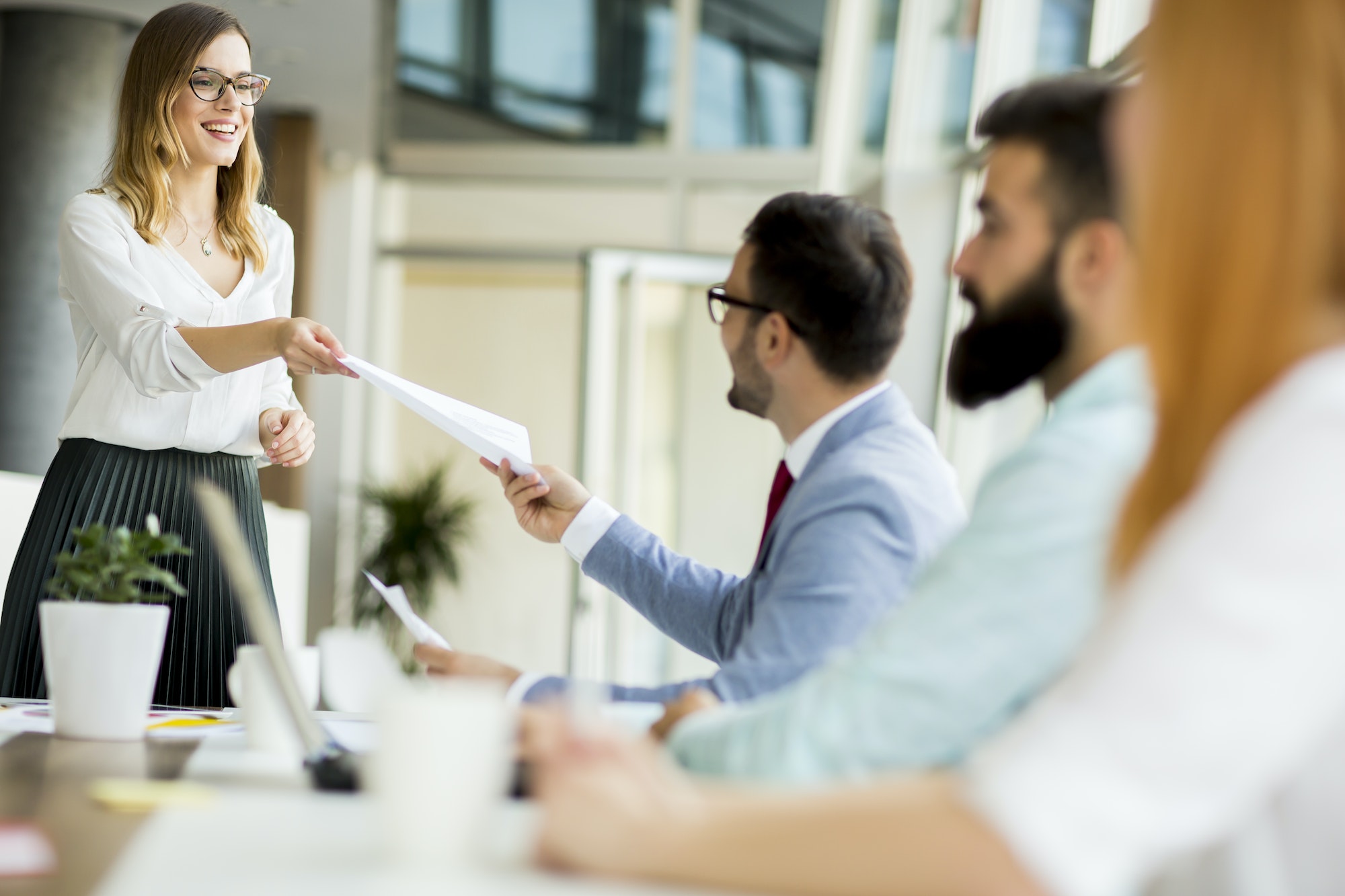 Des hommes d'affaires travaillant en équipe