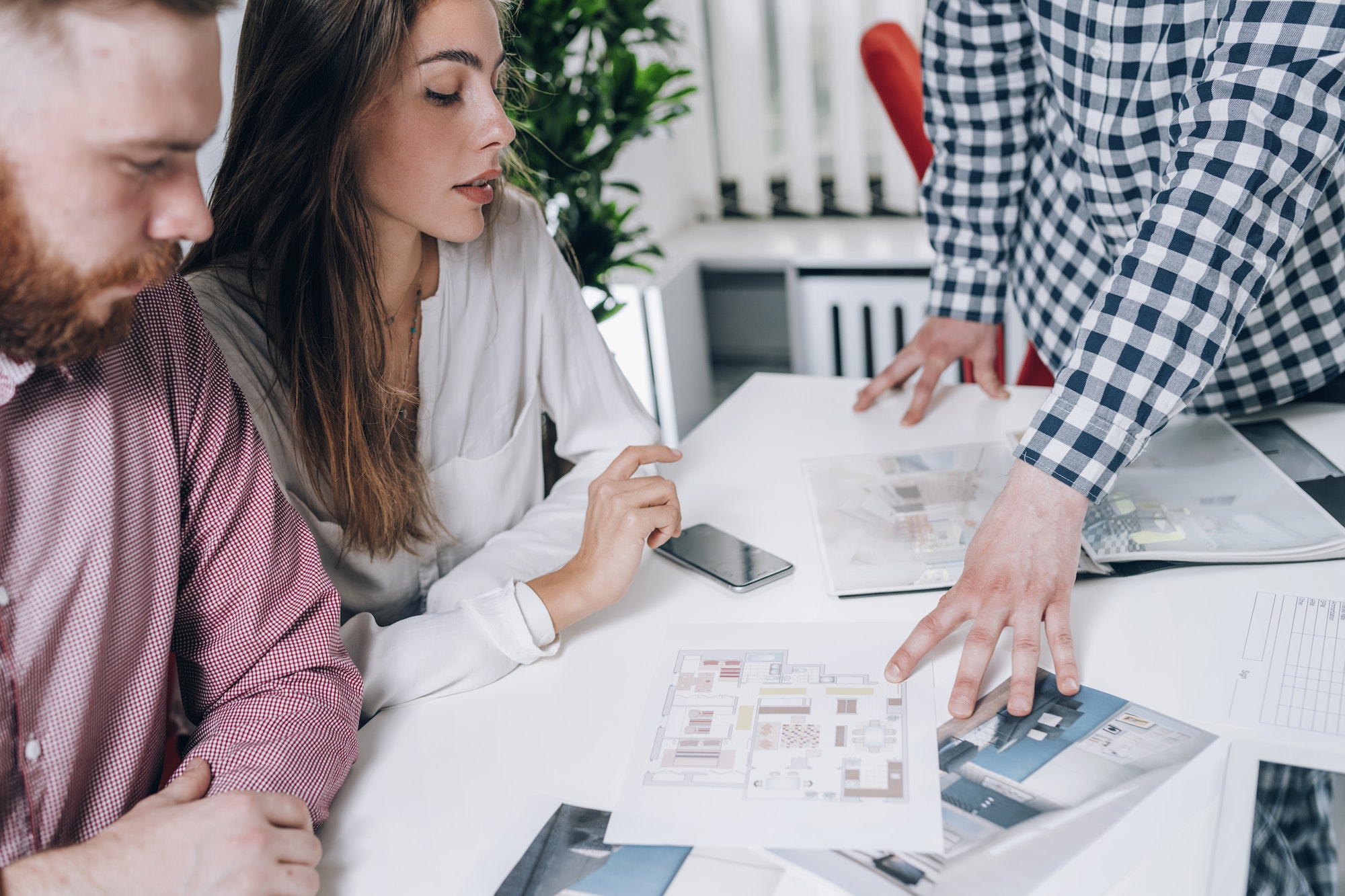 Couple dans une agence immobilière discutant avec un agent immobilier