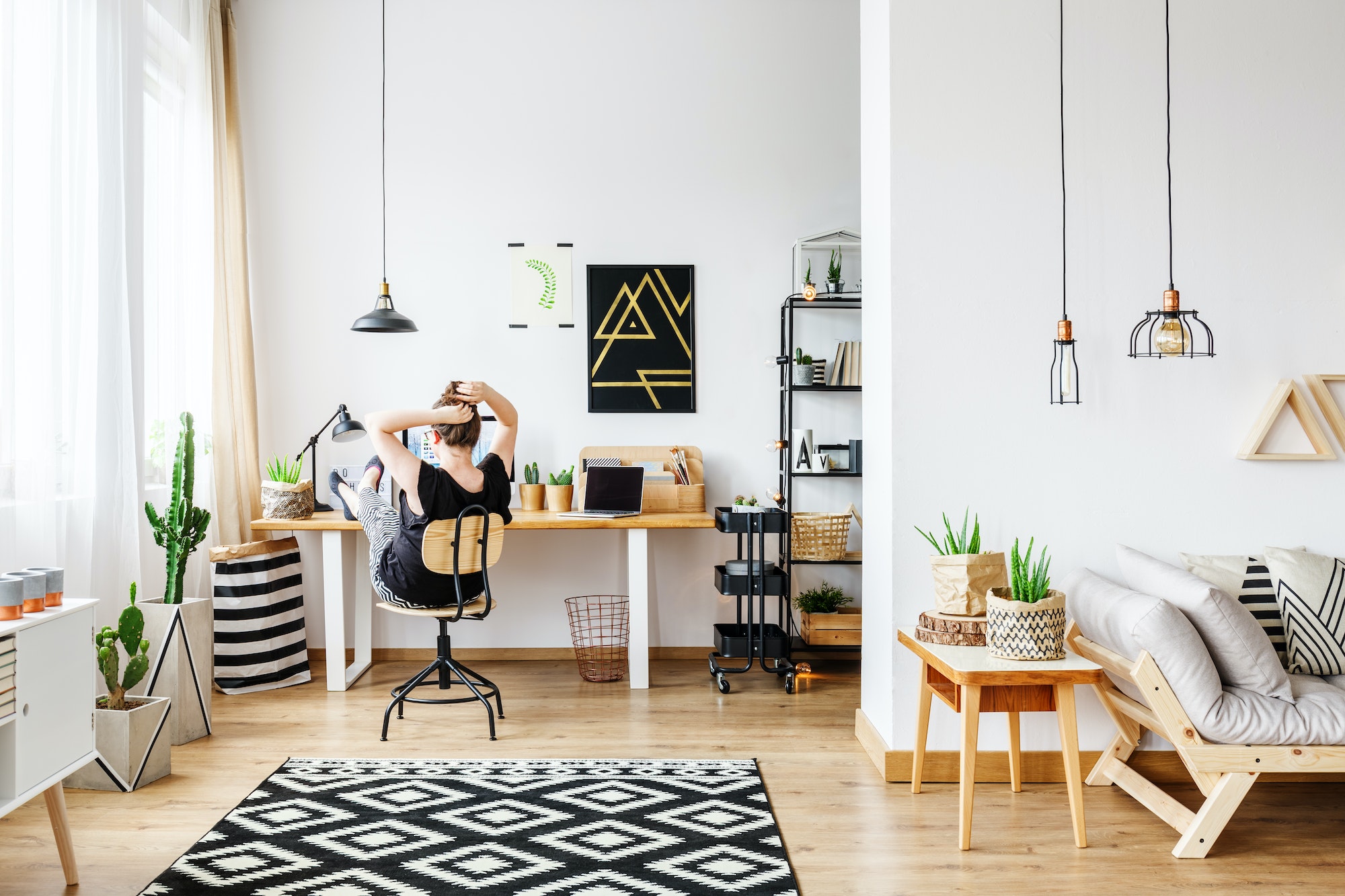 Freelance dans un bureau blanc confortable