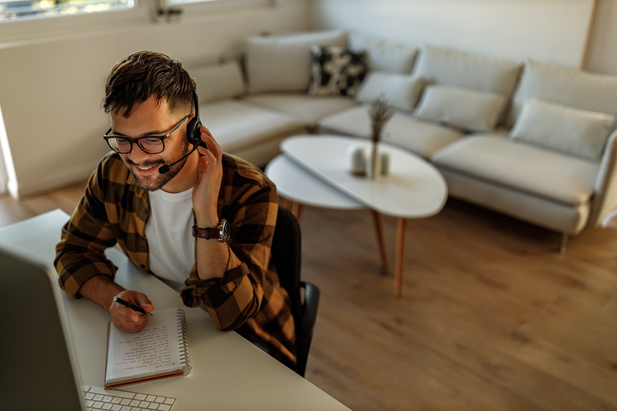 Homme au travail, travailleur indépendant.