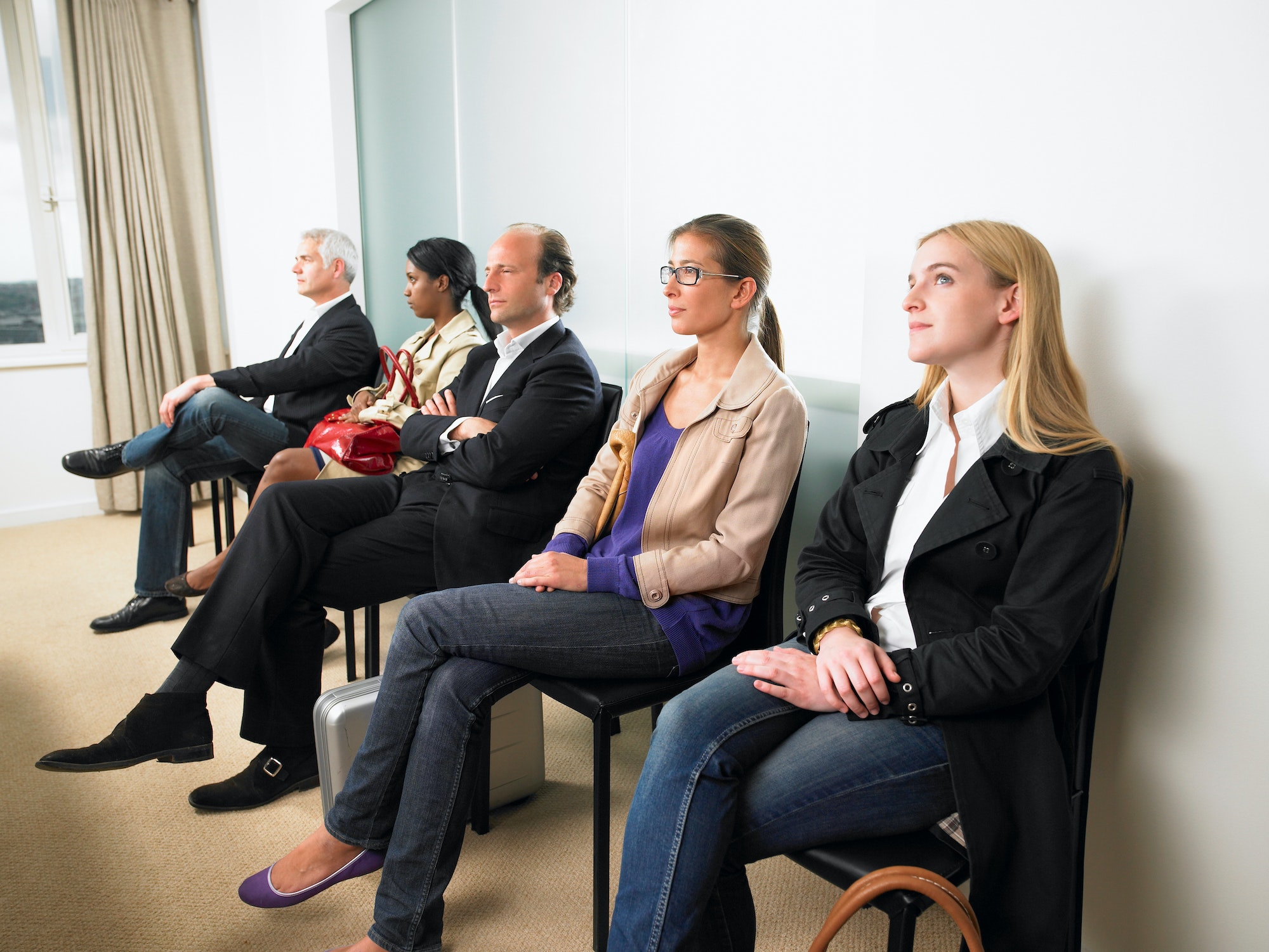 Personnes assises dans une salle d'attente