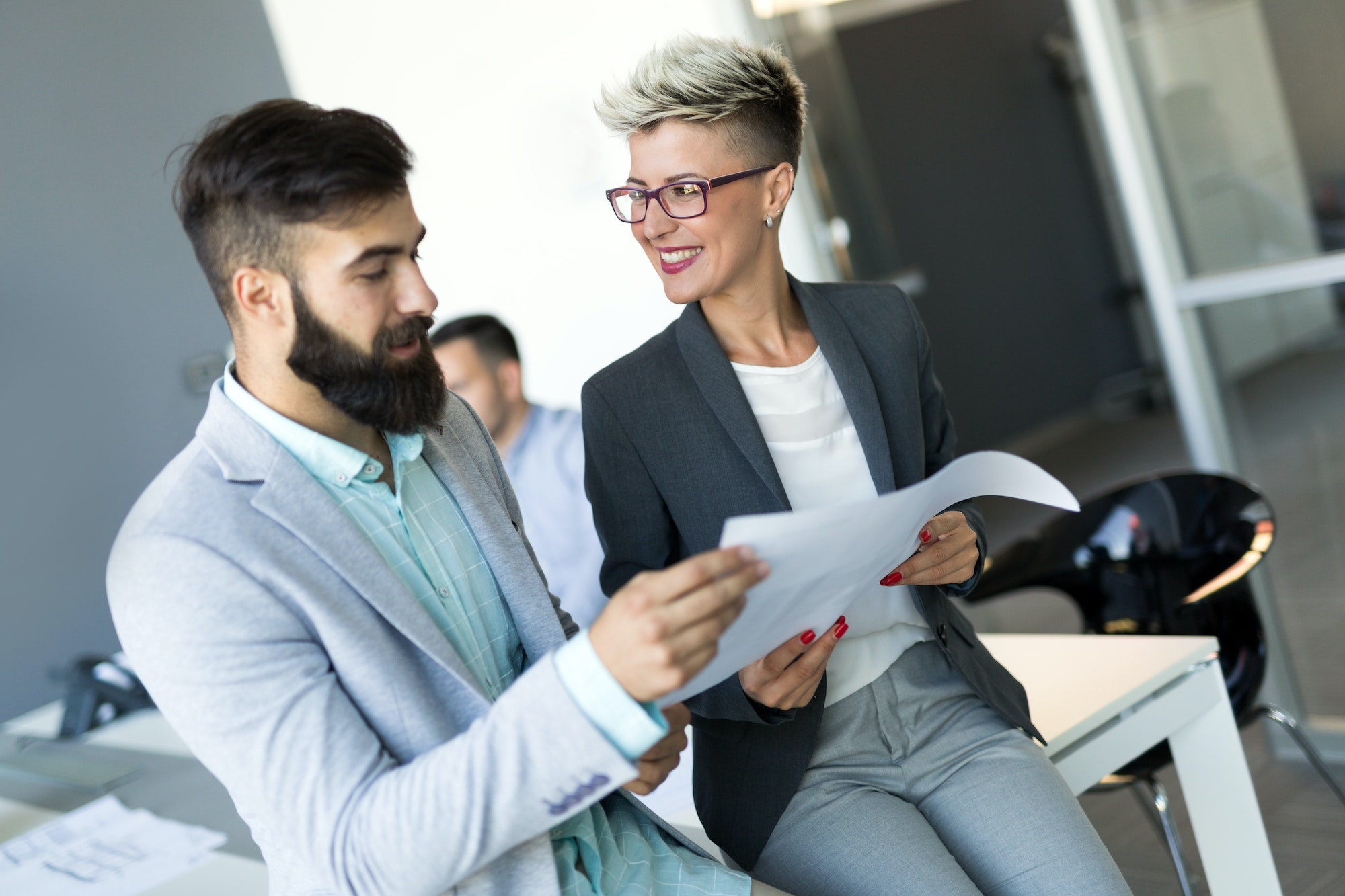 Photo de collègues de travail discutant au bureau