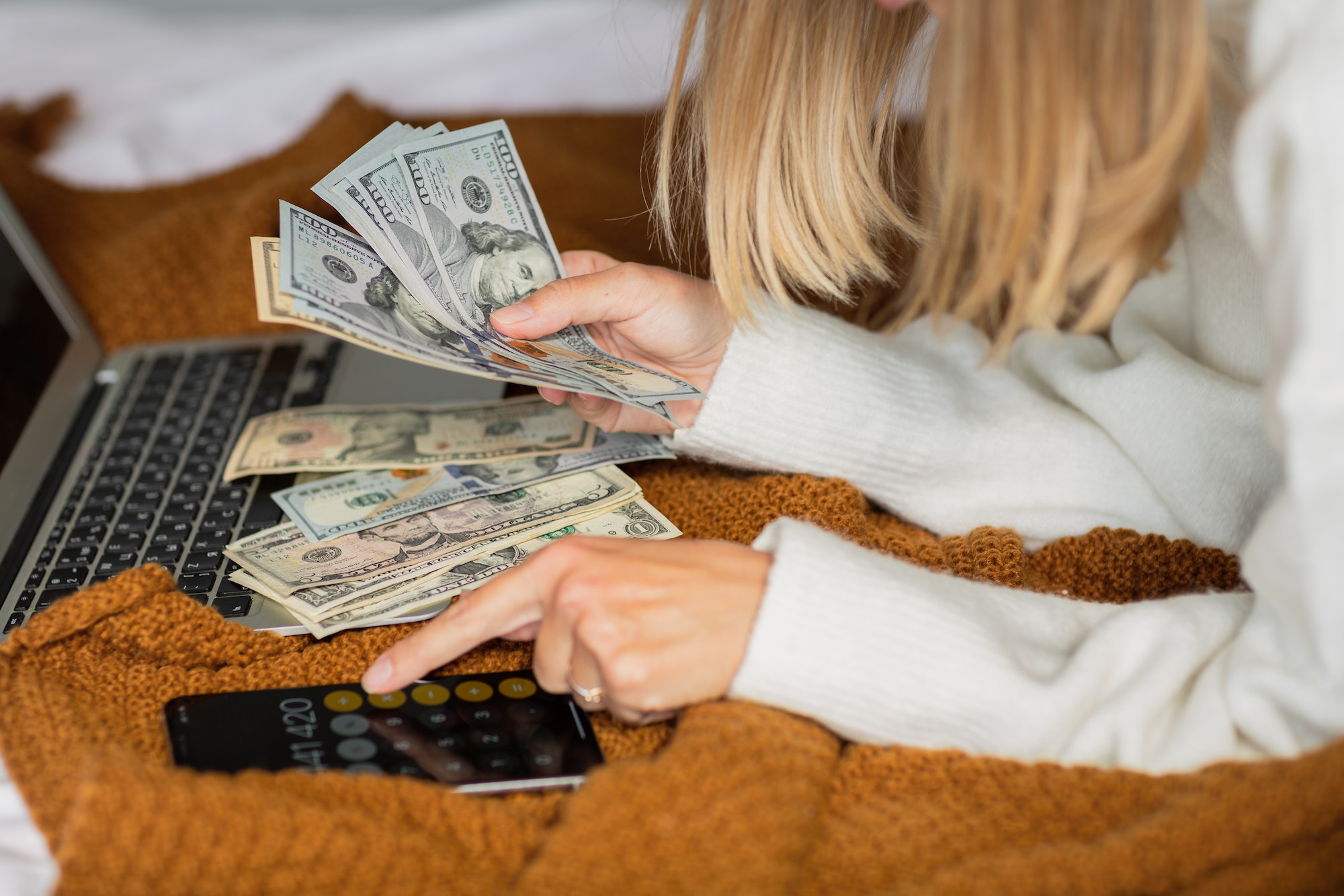 Femme tenant de l'argent liquide à son domicile