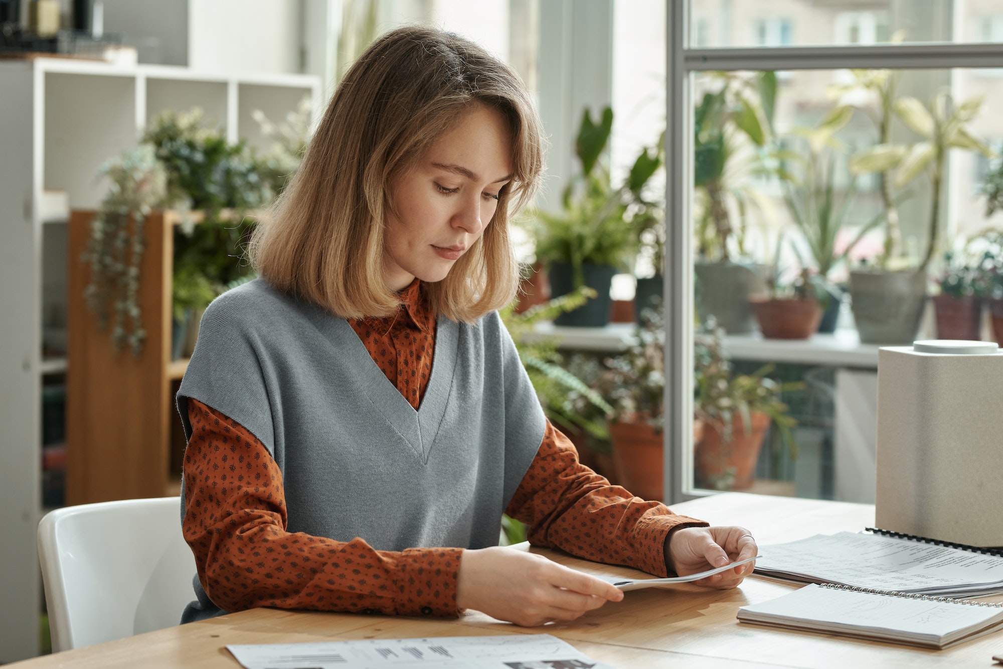 Femme travaillant avec des documents au bureau