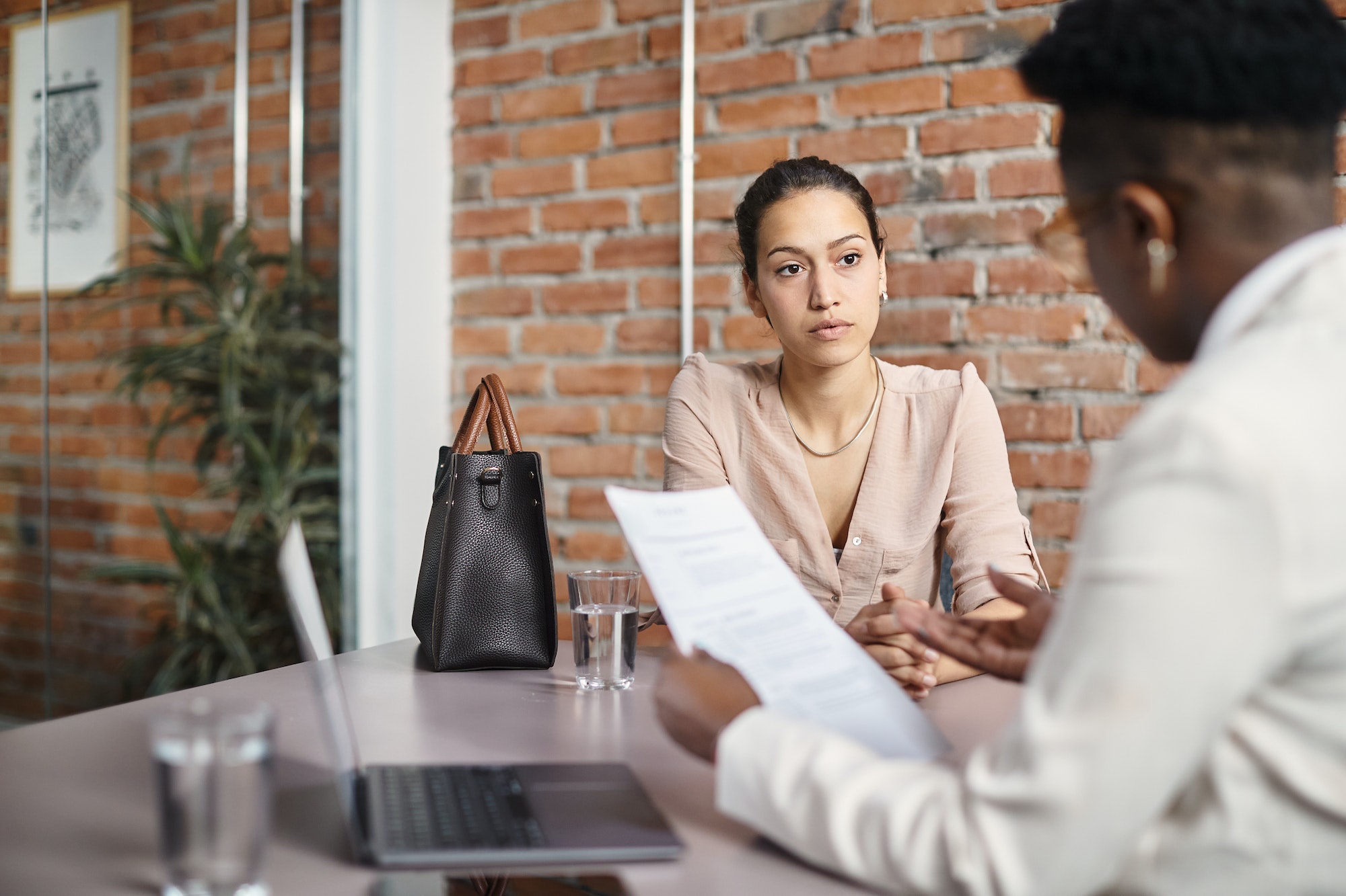 Jeune femme passant un entretien d'embauche dans un bureau d'entreprise.