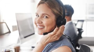 Administrateur des ventes au téléphone et devant son ordinateur