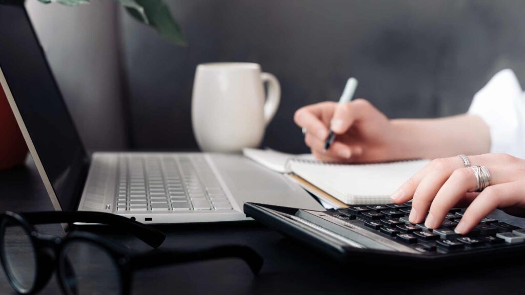 Chargé de bilan de compétence sur son ordinateur