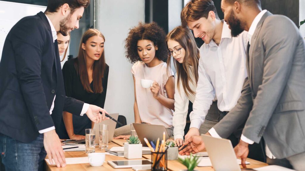 Équipe d'entreprise entrain de travailler sur un projet commun 