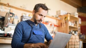 Homme qui travaille sur son ordinateur
