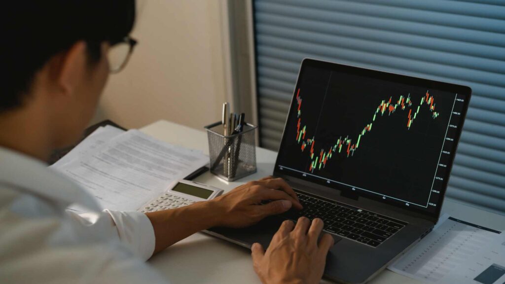 Statisticien sur son ordinateur