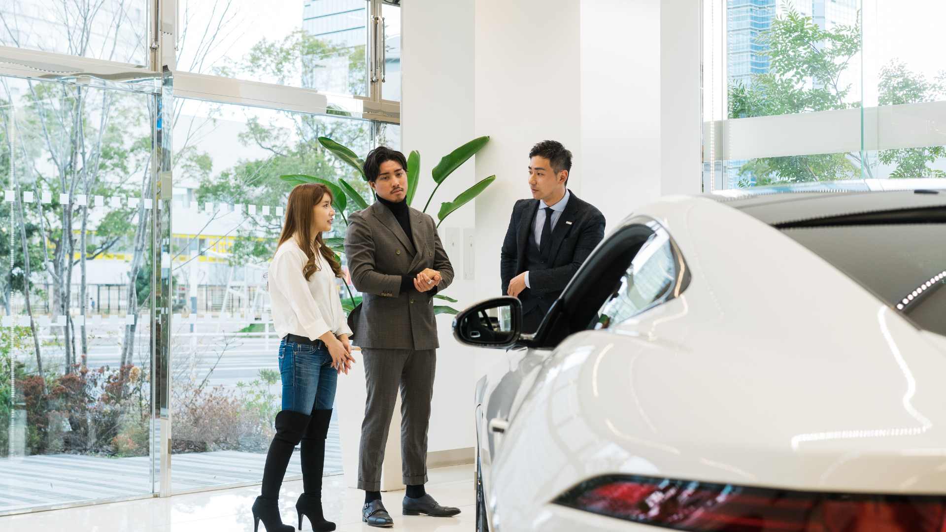 Vendeur automobile avec deux clients