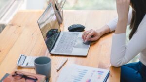 Administrateur des ventes sur son ordinateur