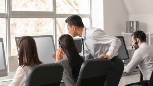 Responsable technique qui aide ses collaborateurs pendant leur travail