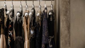 Portant avec des robes de luxe