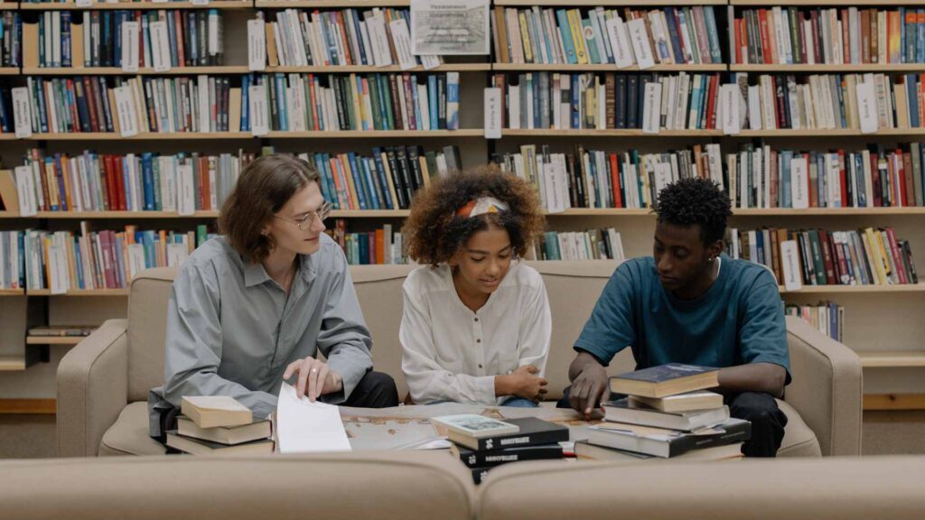 Groupe de trois jeunes entrain d'étudier