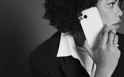 Smartphone au travail : ce que dit la loi sur son utilisation en entreprise